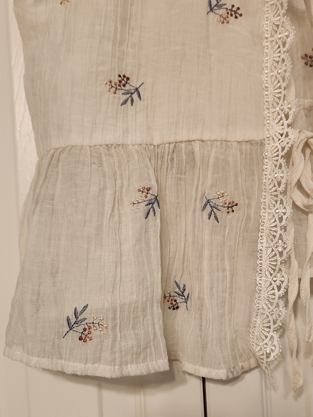Caroline Constas Sleeveless Floral Embroidered Tie-Front Lace Trimmed Top - Picture 3 of 8